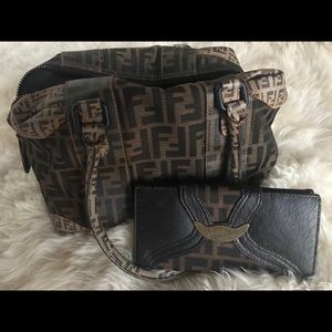 Gorgeous Authentic Vintage Fendi Satchel 🎁🎁🎁